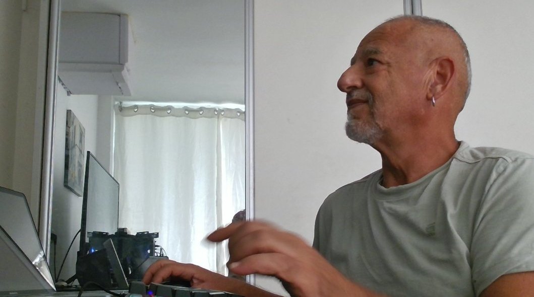 חיים, טכנאי מחשבים בנתניה, עובד בעמדת המחשב שלו